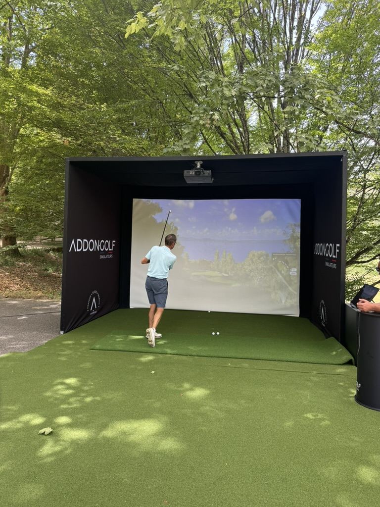 Cage de simulateur de golf installée en extérieur