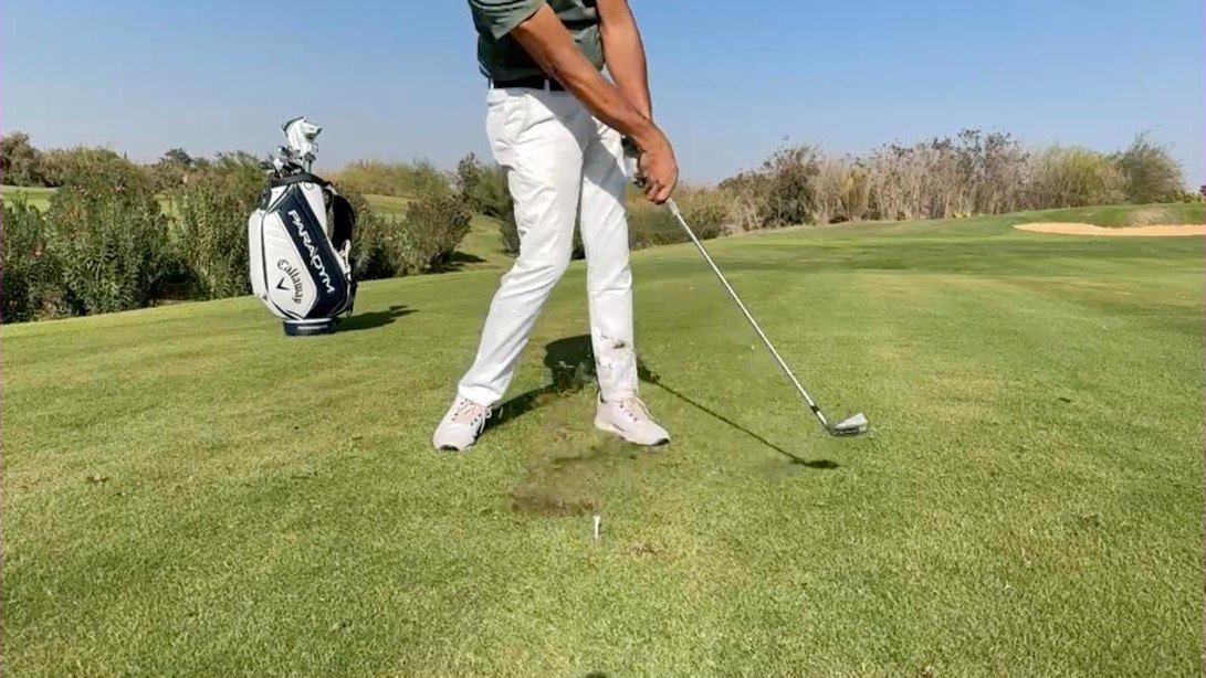 Fer de golf ayant touché le sol avant la balle, marque de gazon derrière le tee