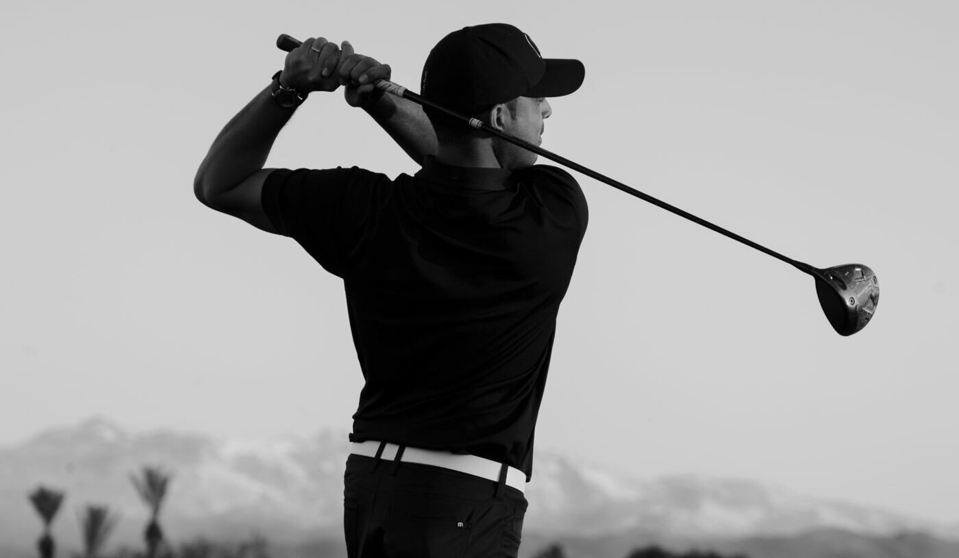 Golfeur en fin de swing au driver, photographie en noir et blanc