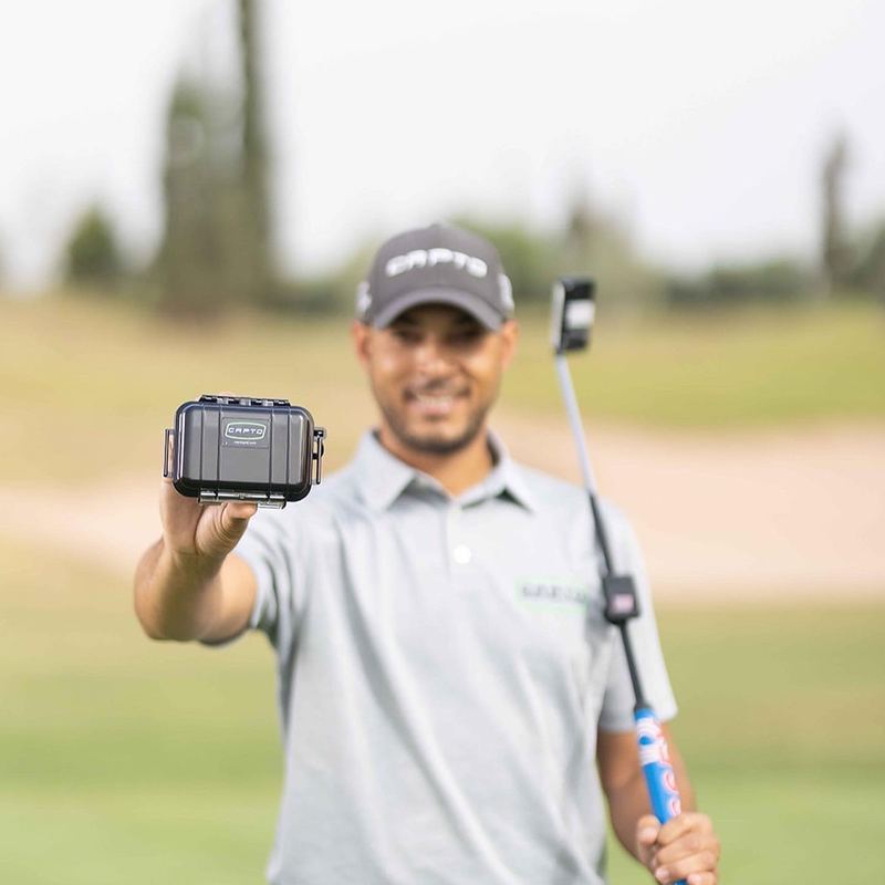 Alvin Pivaty avec le capteur CAPTO et son putter, sur un green à Marrakech