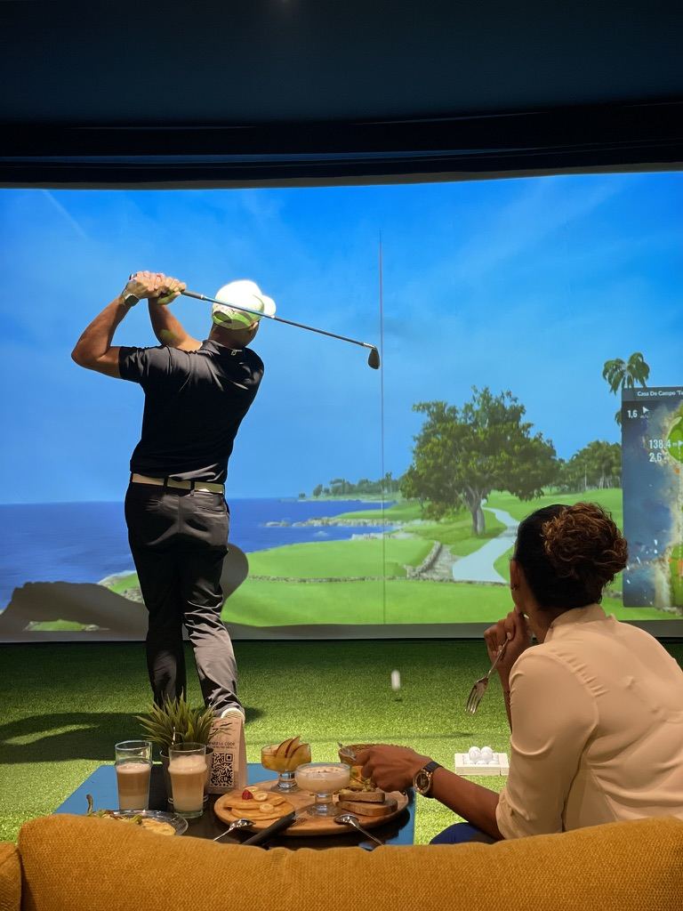 Swing sur simulateur avec cocktails et planche à partager