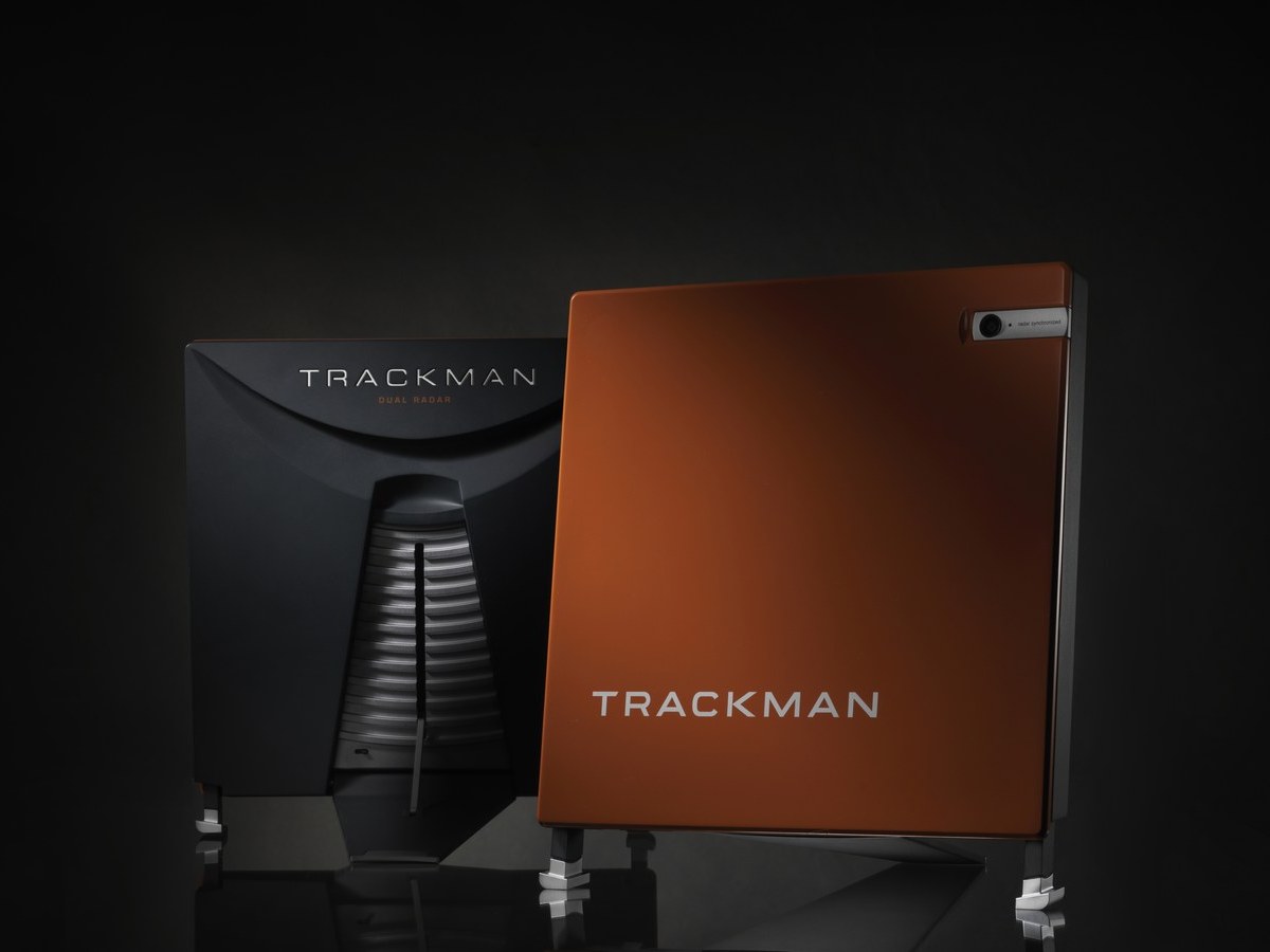 Le radar TrackMan 4, vu de dos et de face