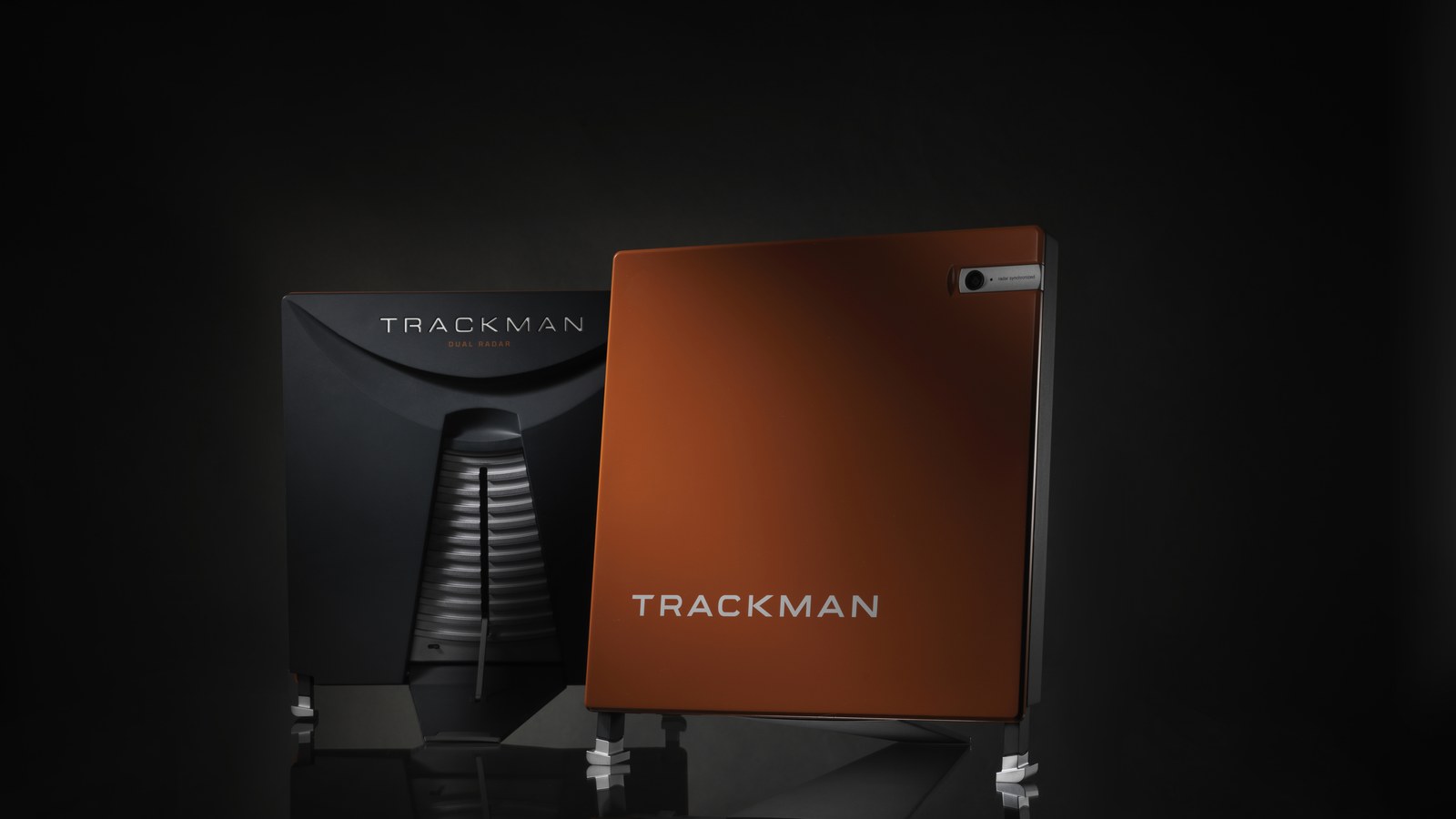 Le radar TrackMan 4, vu de face et de dos